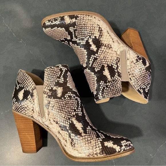 Vince Camuto sz 8 Famhida snakeprint ankle booties - Picture 7 of 14